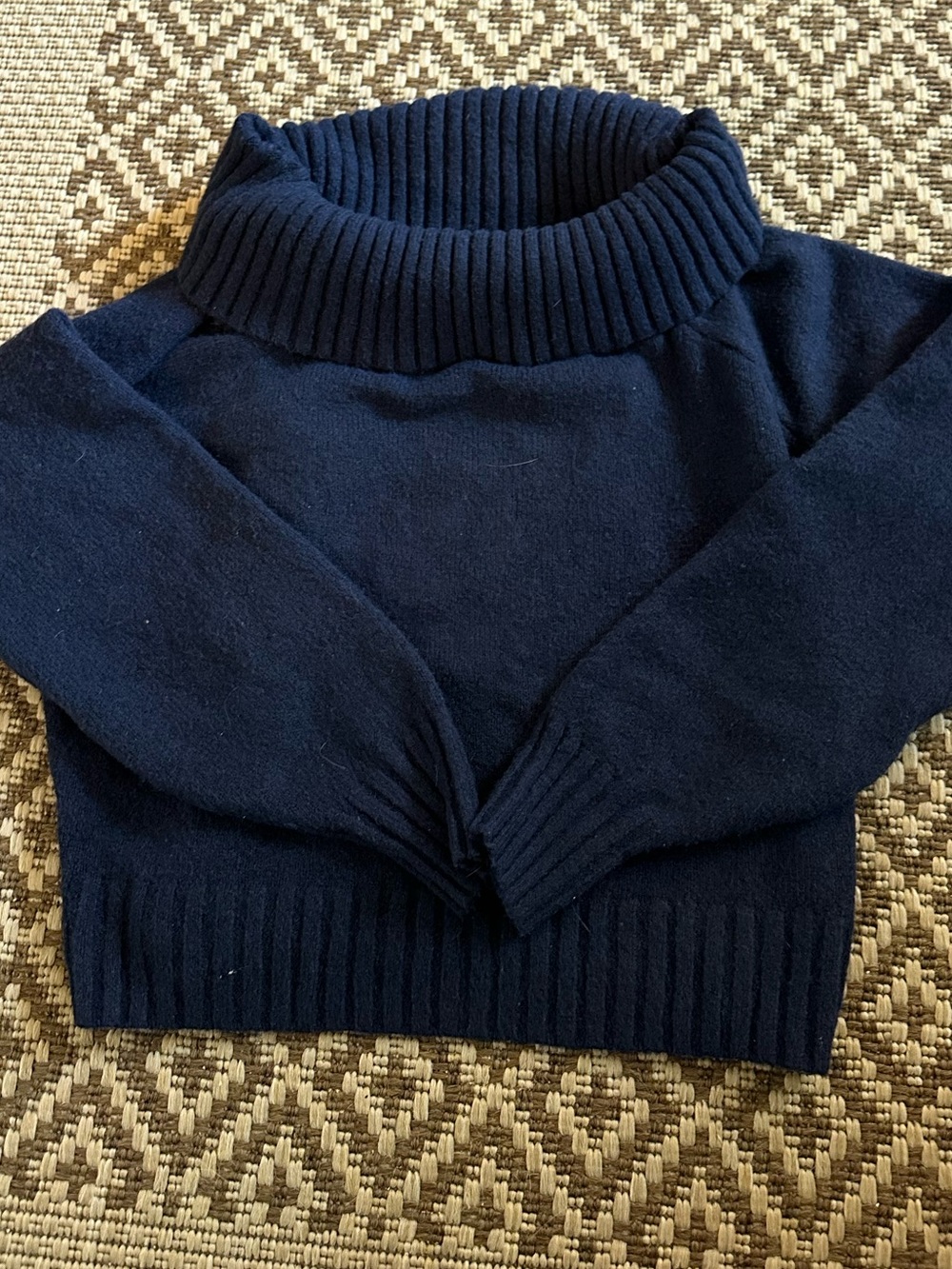 Hollister turtleneck size small